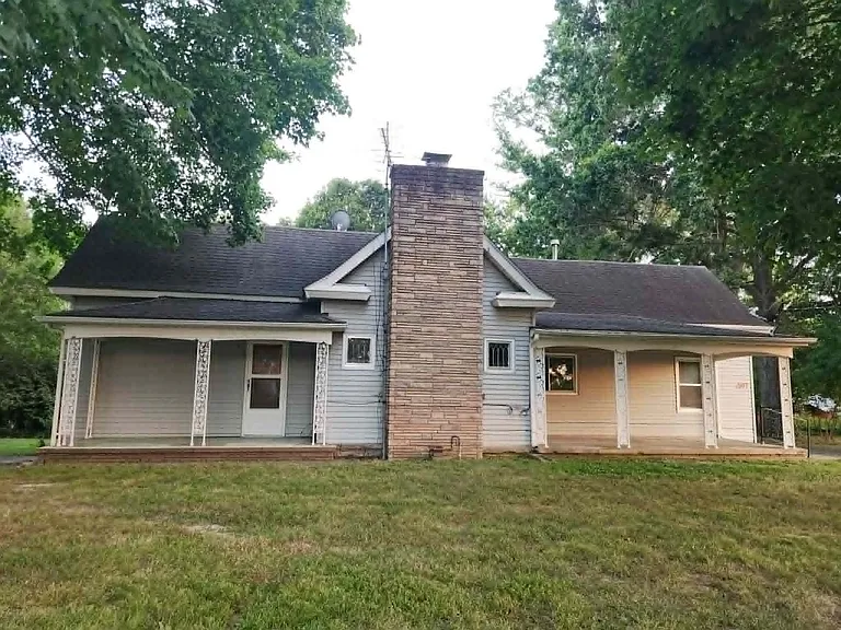 107 E Mockingbird Ln — Photo 1