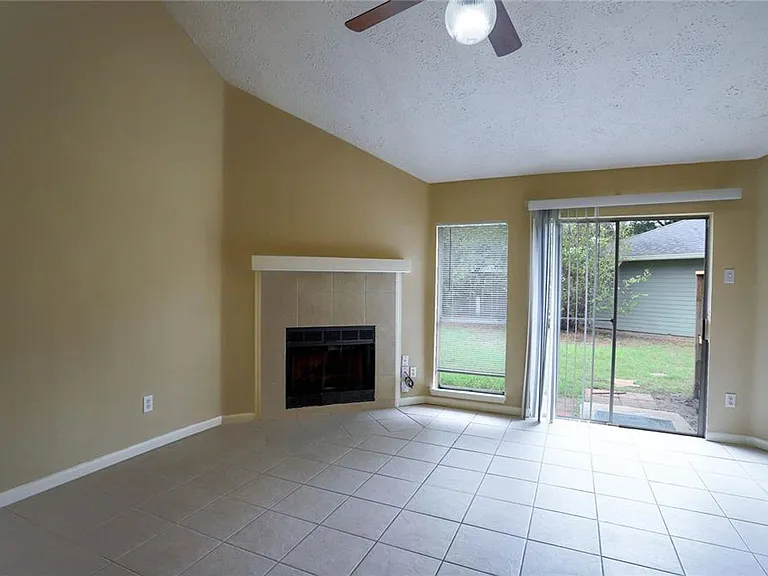 11011 Shadowfield Dr — Photo 2