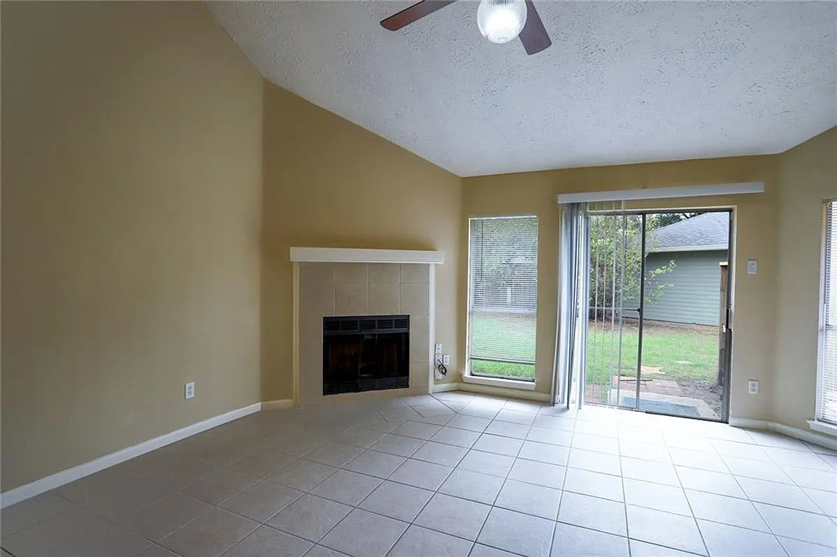 Building Photo - 11011 Shadowfield Dr