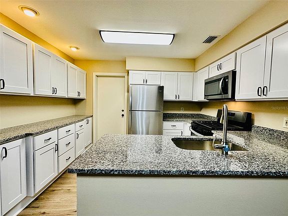 5th image of 15082 SW 38th Cir