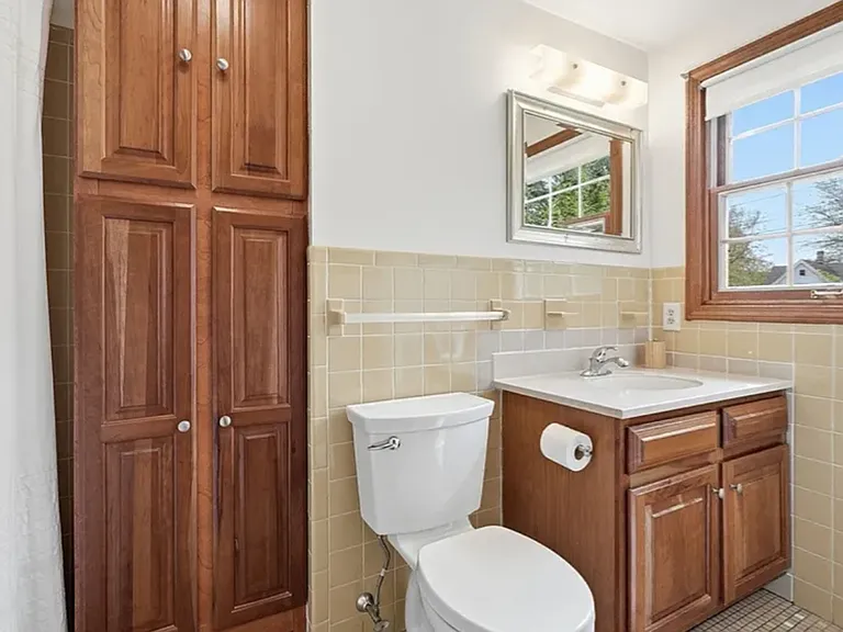 73 N Maple St — Photo 16