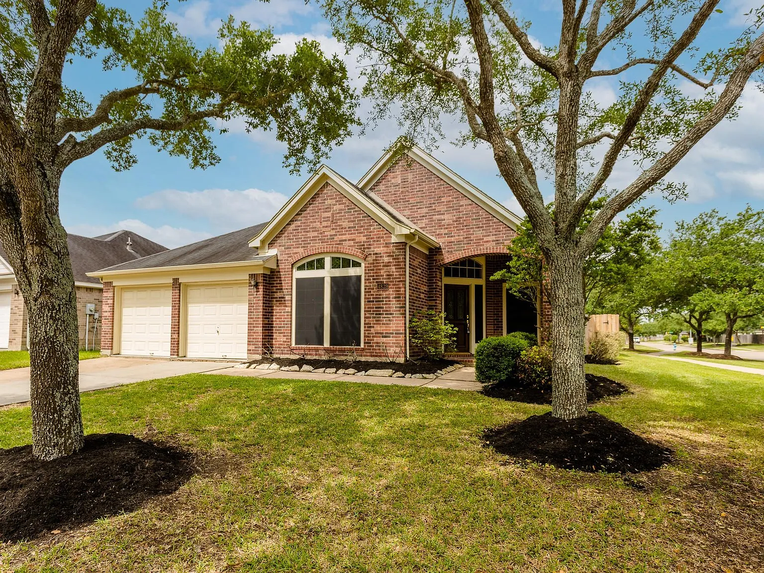 3 bed, 2.0 bath, 2095 sqft, $2,100 — Photo 2