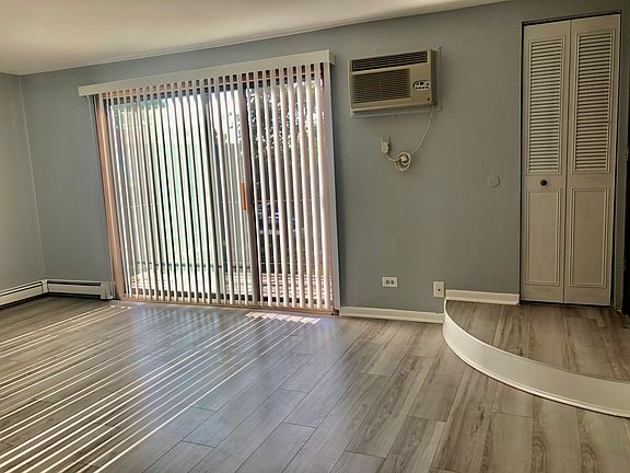 4th image of 624 W 65th St APT 6