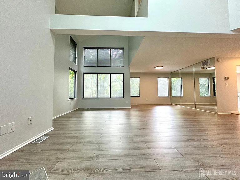 104 Sayre Dr — Photo 5