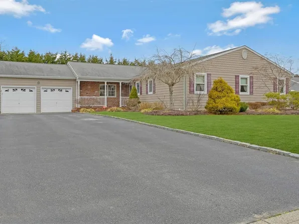 540 Marseille Path, Sayville, NY 11782