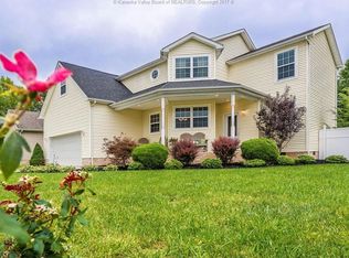 790 Overlook Dr, Hurricane, WV 25526