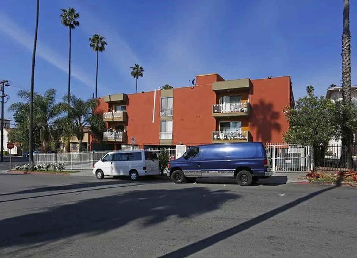 Building Photo - 935 S Mariposa Ave