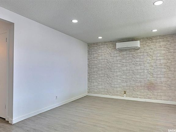 2nd image of 243 Smith STREET N