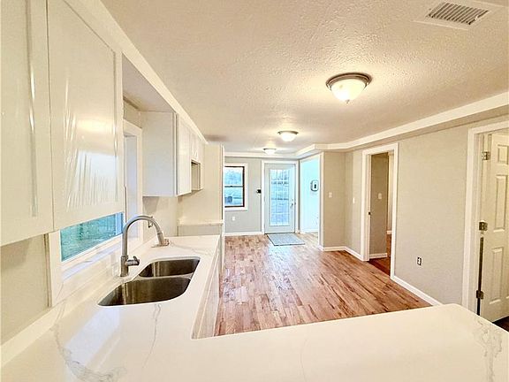 3rd image of 634 N Oak St