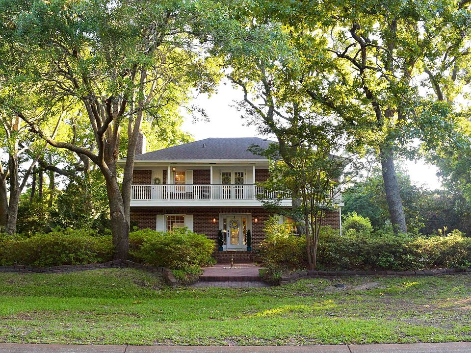 1st image of 407 Arcadian Dr.