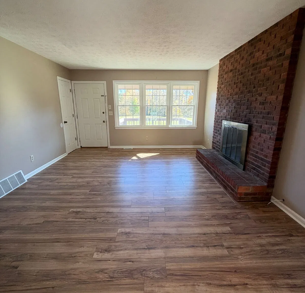 3 bed, 2.0 bath, 1486 sqft, $2,250 — Photo 2