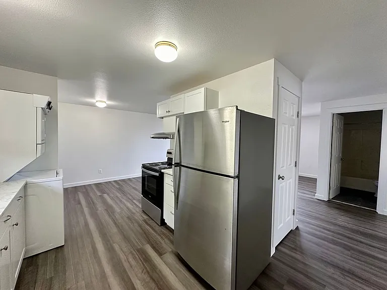2025 Yew St — Photo 4