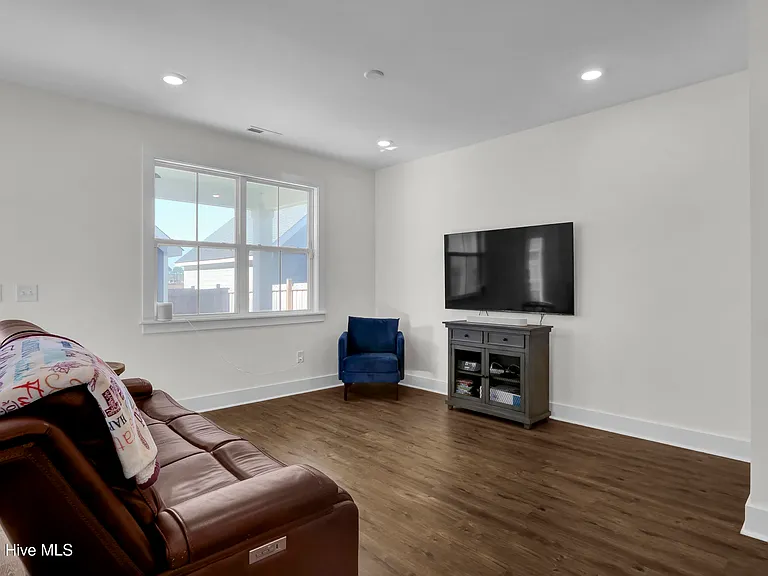 812 Edgerton Dr — Photo 9