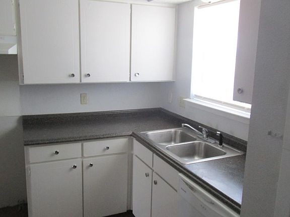 3rd image of 946 Southmoor Dr