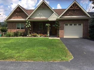 320 Lakeside Dr N, Canonsburg, PA 15317