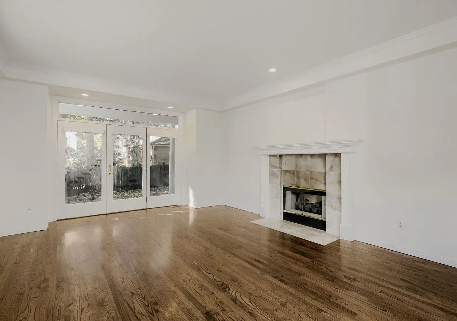 Luxury 5 Bedroom Home with Private Backyard, Professional Landscaping Included — Photo 4