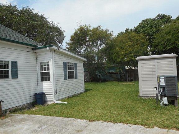 3rd image of 711 S Live Oak St