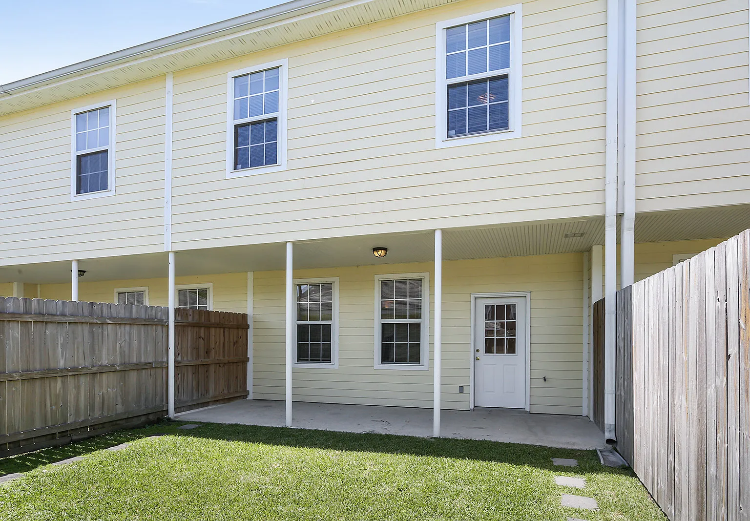 3 bed, 2.5 bath, 1552 sqft, $1,893 — Photo 2