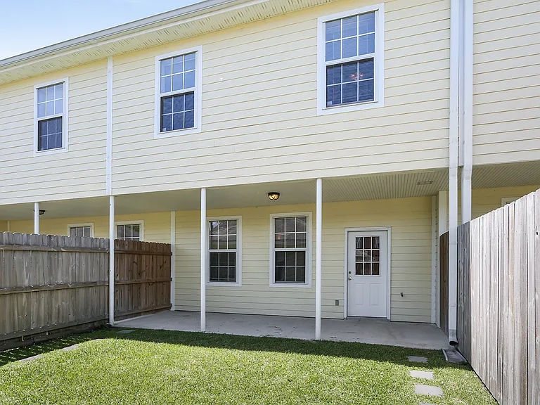 303 Russell Ave — Photo 2