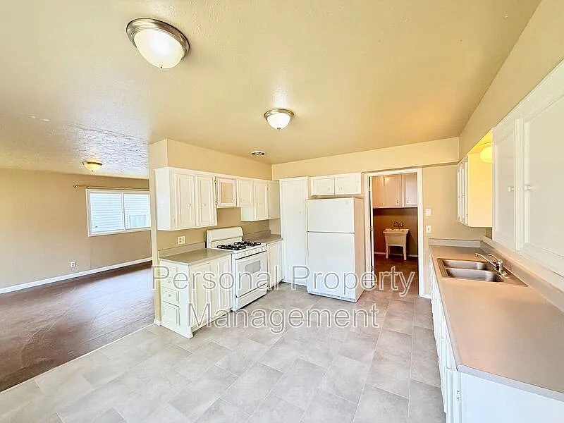 2 bed, 2.0 bath, 1040 sqft, $1,595 — Photo 3