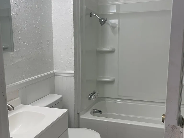 913 Bellaire Dr — Photo 3