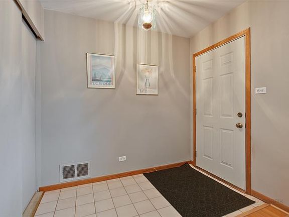 4th image of 630 Flagstaff Ln