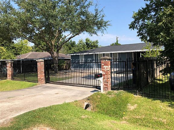 Double Driveway with Spacious Front & Backyard