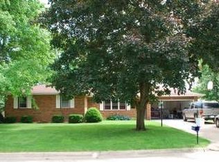 304 New Salem Dr, Canton, IL 61520