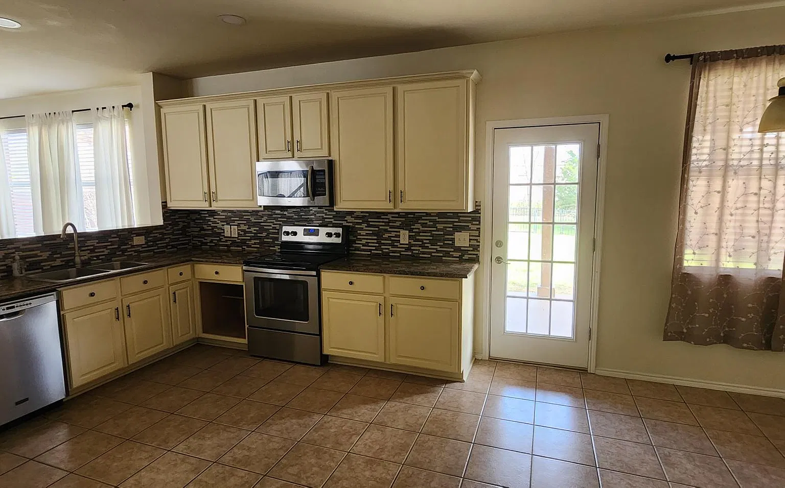 3 bed, 2.5 bath, 2297 sqft, $2,500 — Photo 3