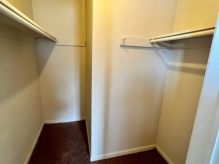 Oak Tree Apartments — Photo 40