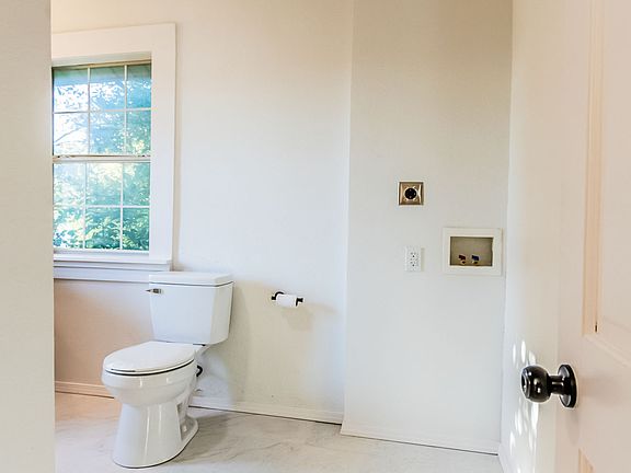 3rd image of 504 N Roosevelt Ave W