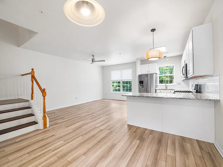 447 Fort Hill Cir — Photo 3