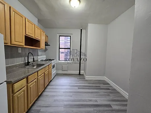 160 Ellis Ave Photo 1