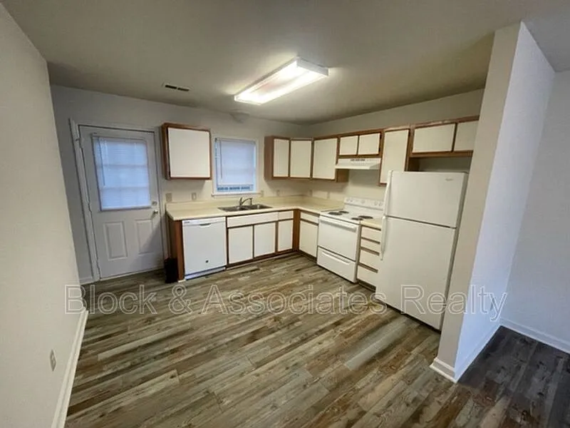 2 bed, 1.0 bath, $995 — Photo 2