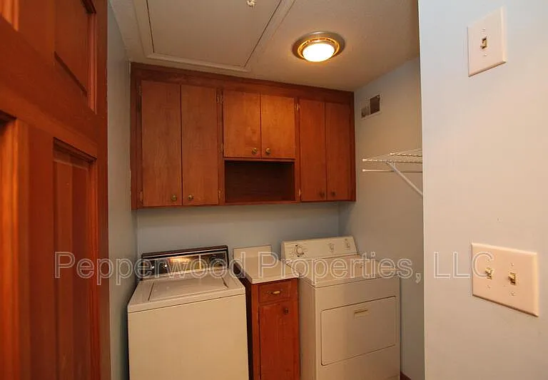 327 N Park Dr — Photo 19