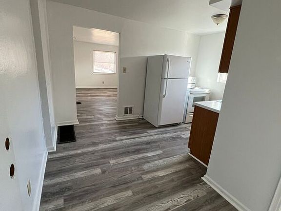 4th image of 250 Basswood Ave #3