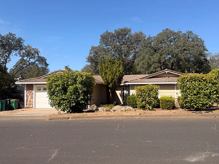 2540 Deer Trail Ln — Photo 2