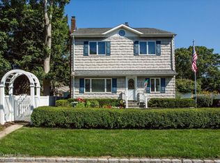 25 Roslyn St, Islip Terrace, NY 11752
