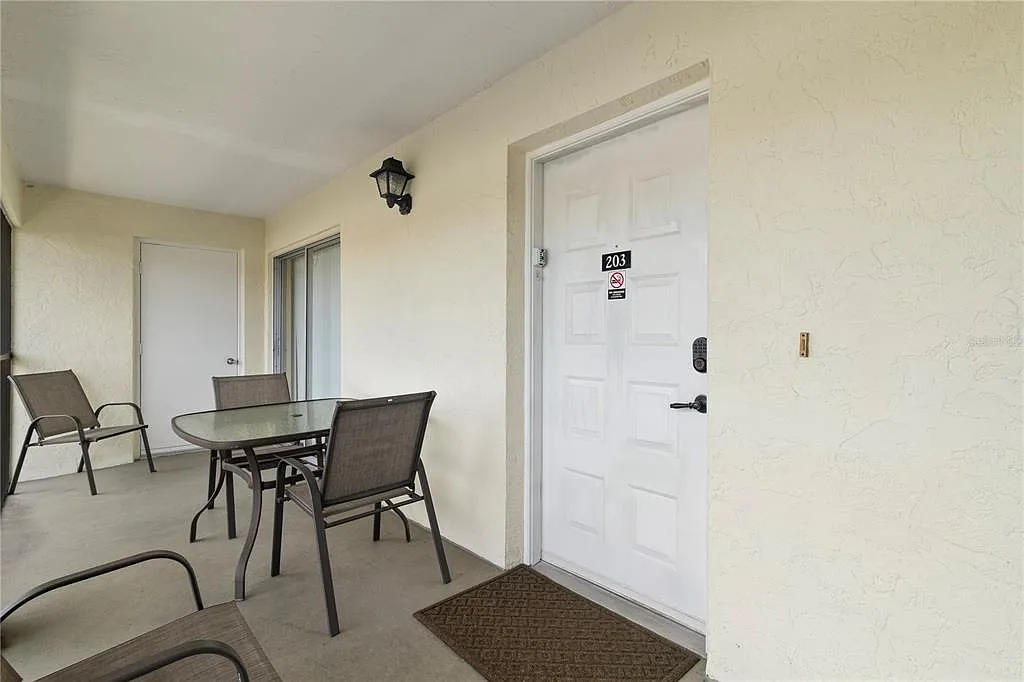 2 bed, 2.0 bath, 1056 sqft, $3,900 — Photo 2