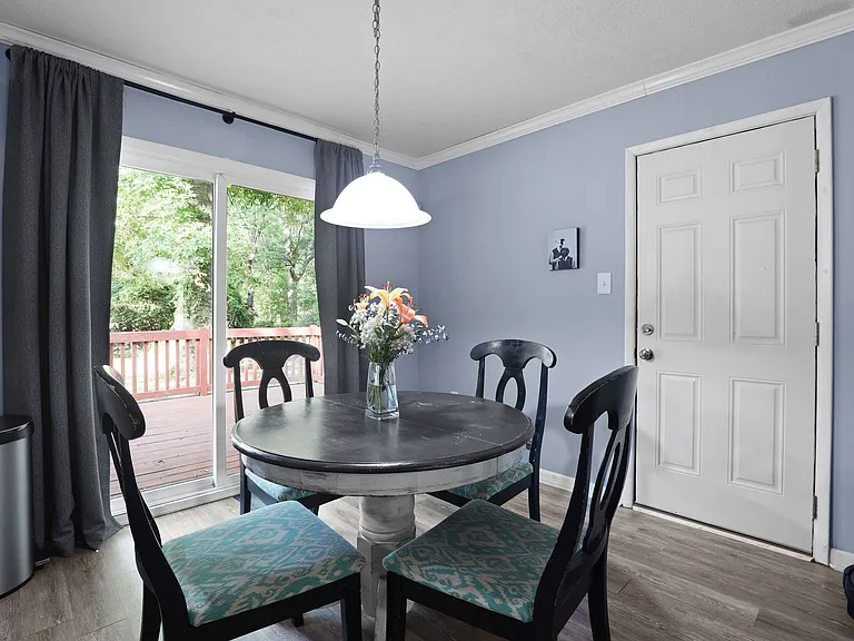 226 Larchmont Dr — Photo 18