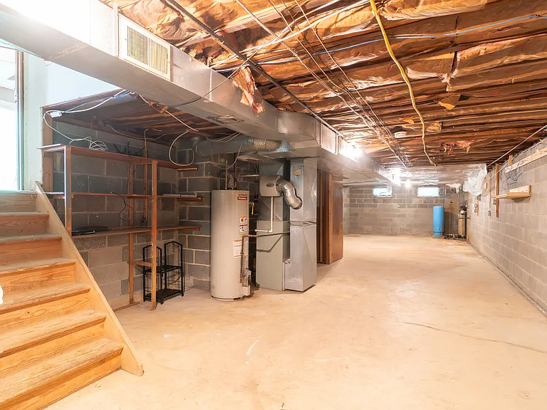 1000 sq ft of strorage in basement