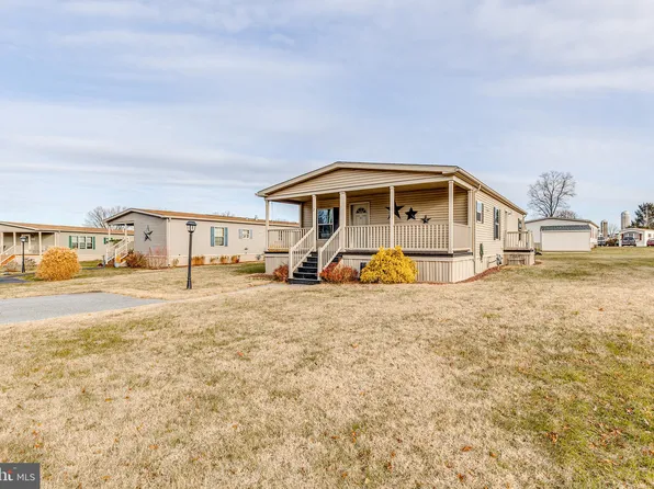 12 Amber Cir, New Holland, PA 17557