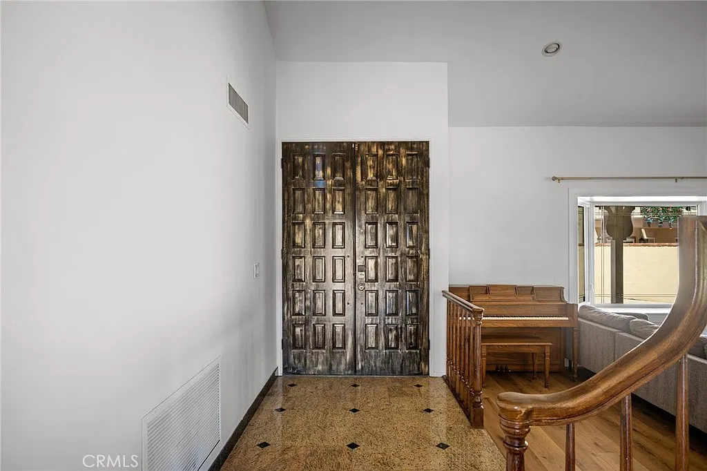 5 bed, 3360 sqft, $6,800 — Photo 3