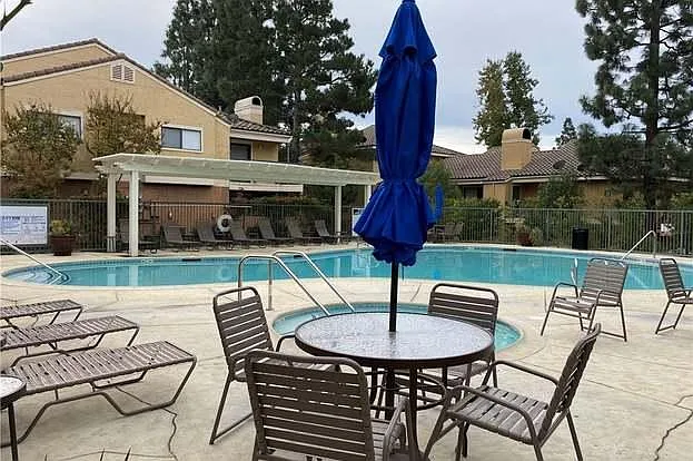 3 bed, 1111 sqft, $2,700 — Photo 4