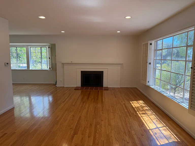 1516 Wells Ave — Photo 2