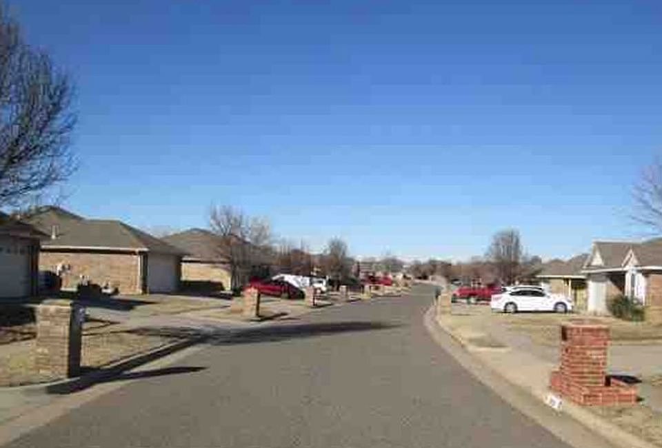 Exterior Neighborhood (street photo)