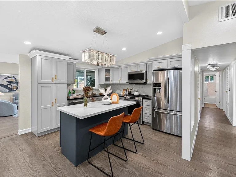 854 Lakewood Dr — Photo 2