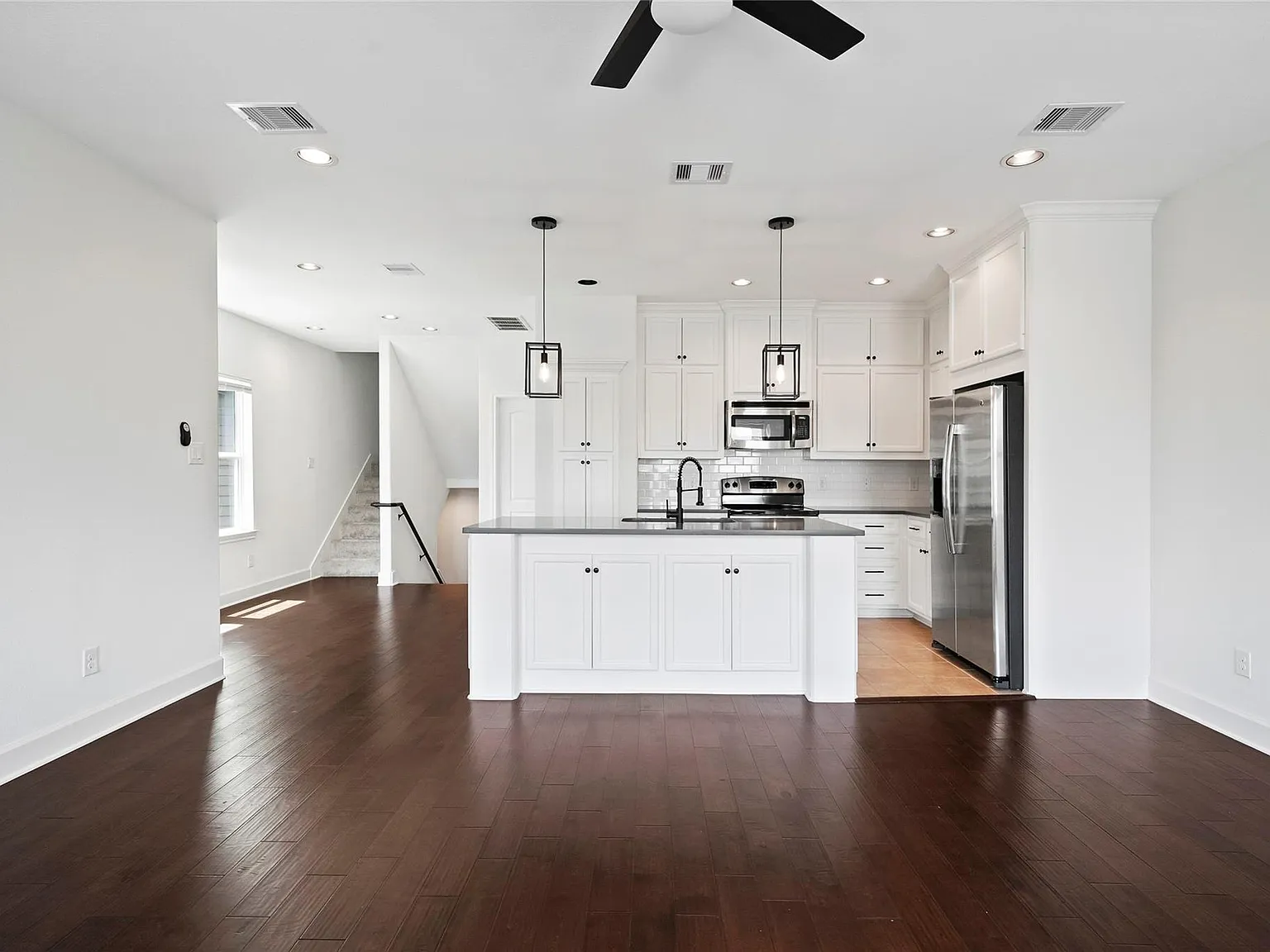 4 bed, 4.0 bath, 2019 sqft, $2,500 — Photo 4