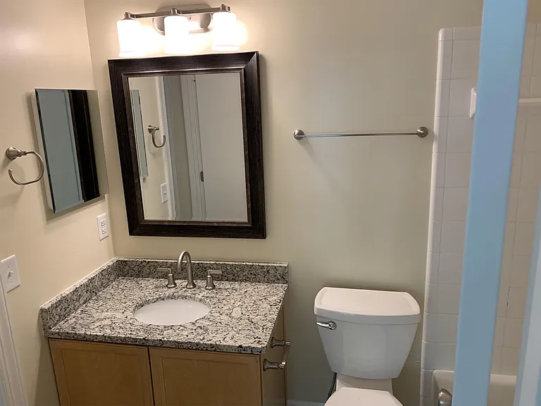 2424 Selwyn Ave — Photo 10