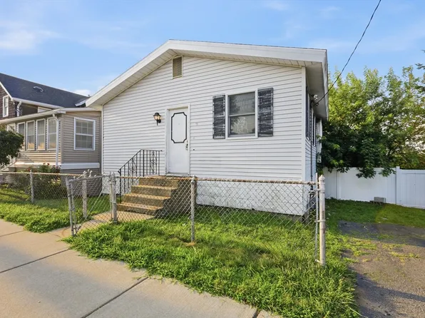 66 Calumet St, Revere, MA 02151
